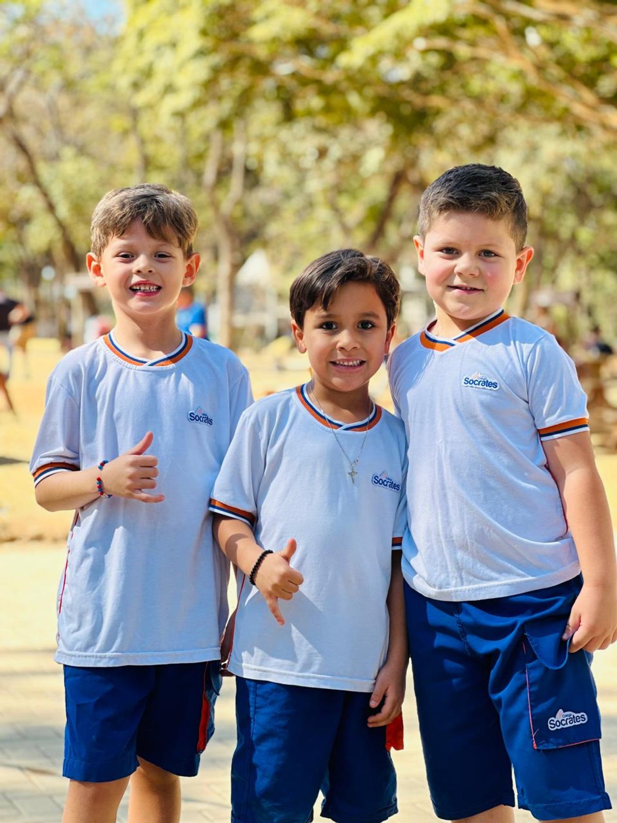 Alunos do Colégio Sócrates sorrindo ao ar livre
