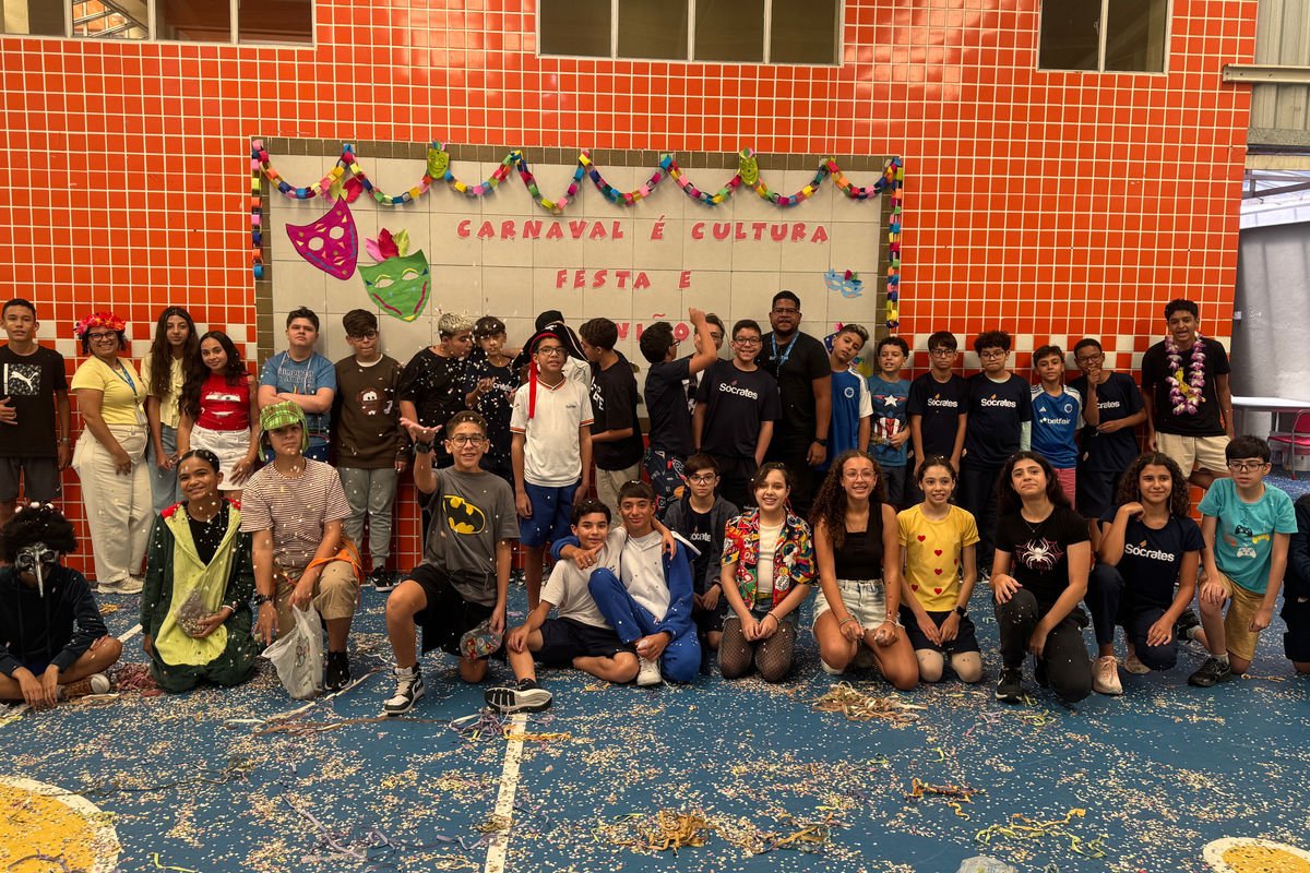 Alunos fantasiados no carnaval do Colégio Sócrates