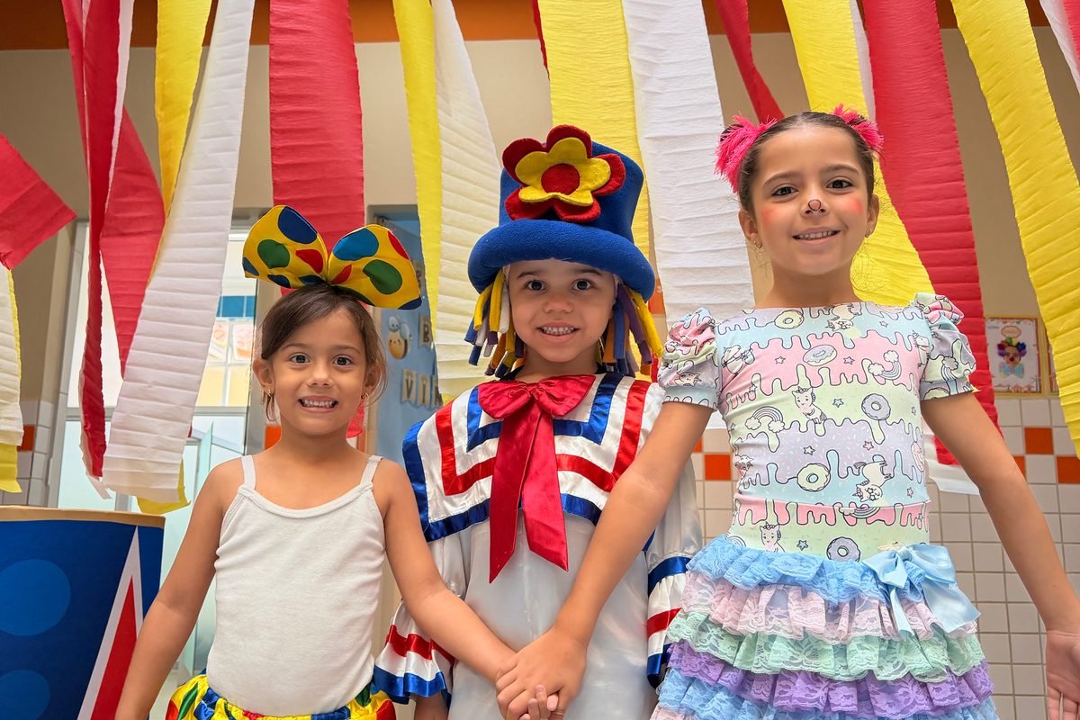 Crianças da Educação Infantil fantasiadas no Dia do Circo
