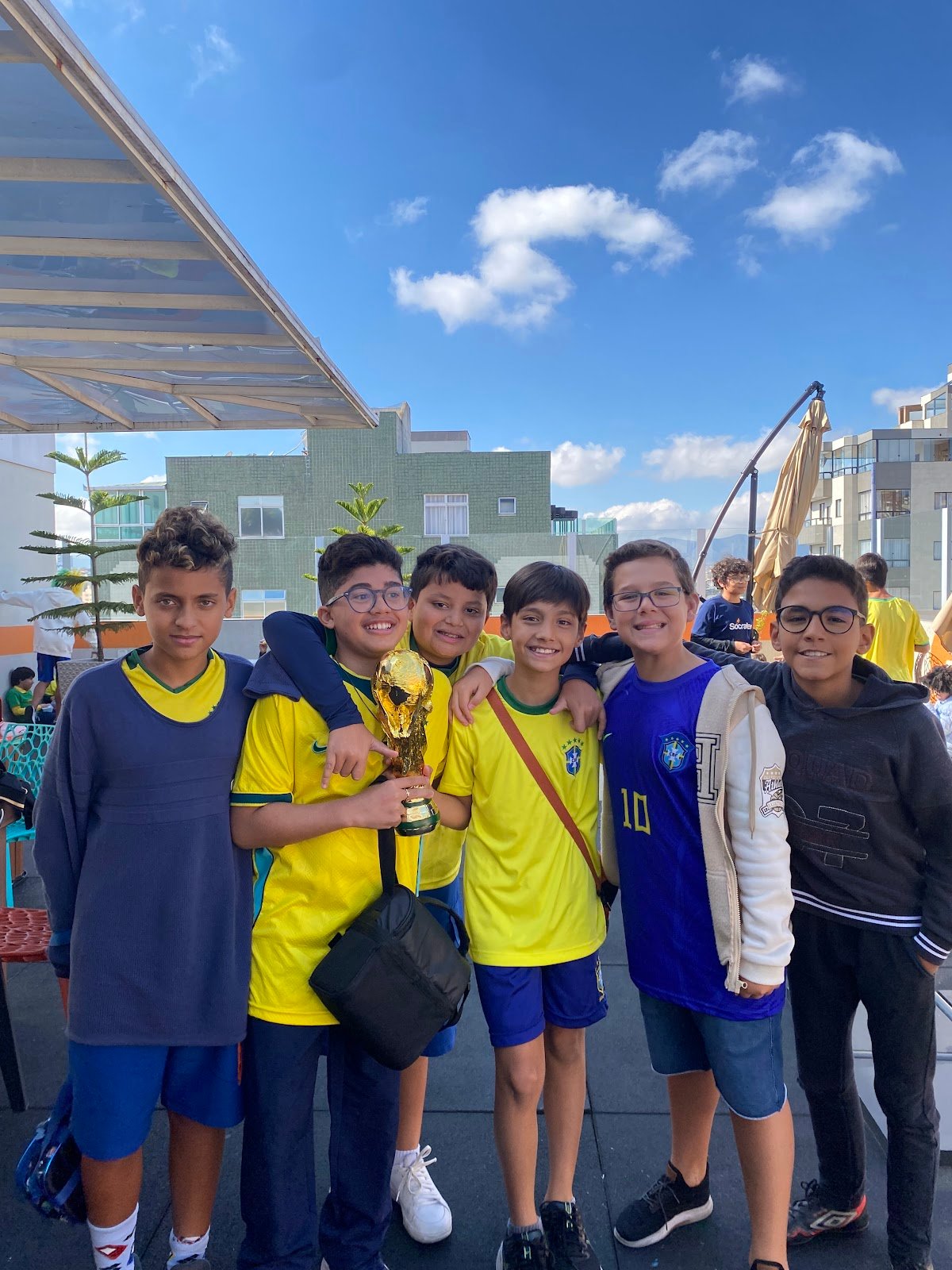 Alunos do Colégio Sócrates com a taça da Copa do Mundo