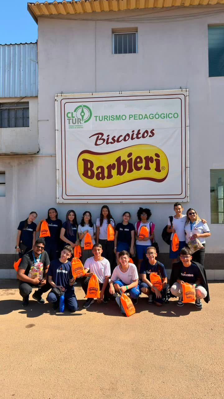 Alunos do Colégio Sócrates reunidos em frente à placa da fábrica dos Biscoitos Barbieri