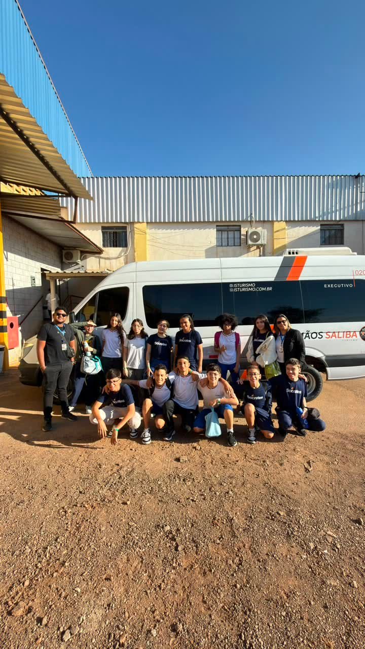 Turma do Colégio Sócrates em frente à van, antes de entrar na fábrica