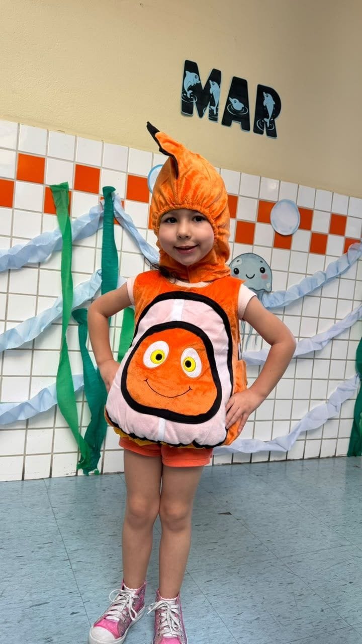Criança da Educação Infantil fantasiada de peixe-palhaço na feira do Infantil do Colégio Sócrates