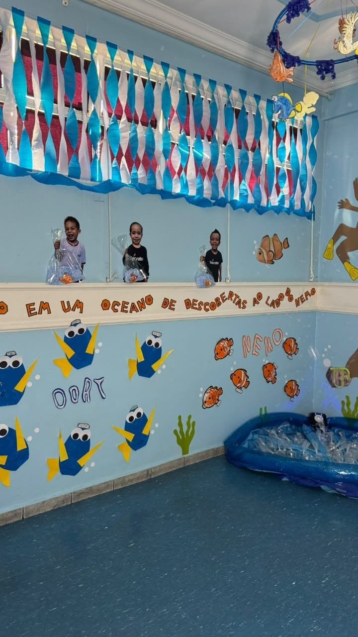 Outra parede da sala do Infantil 3 com a frase oceano de descobertas ao lado do Nemo