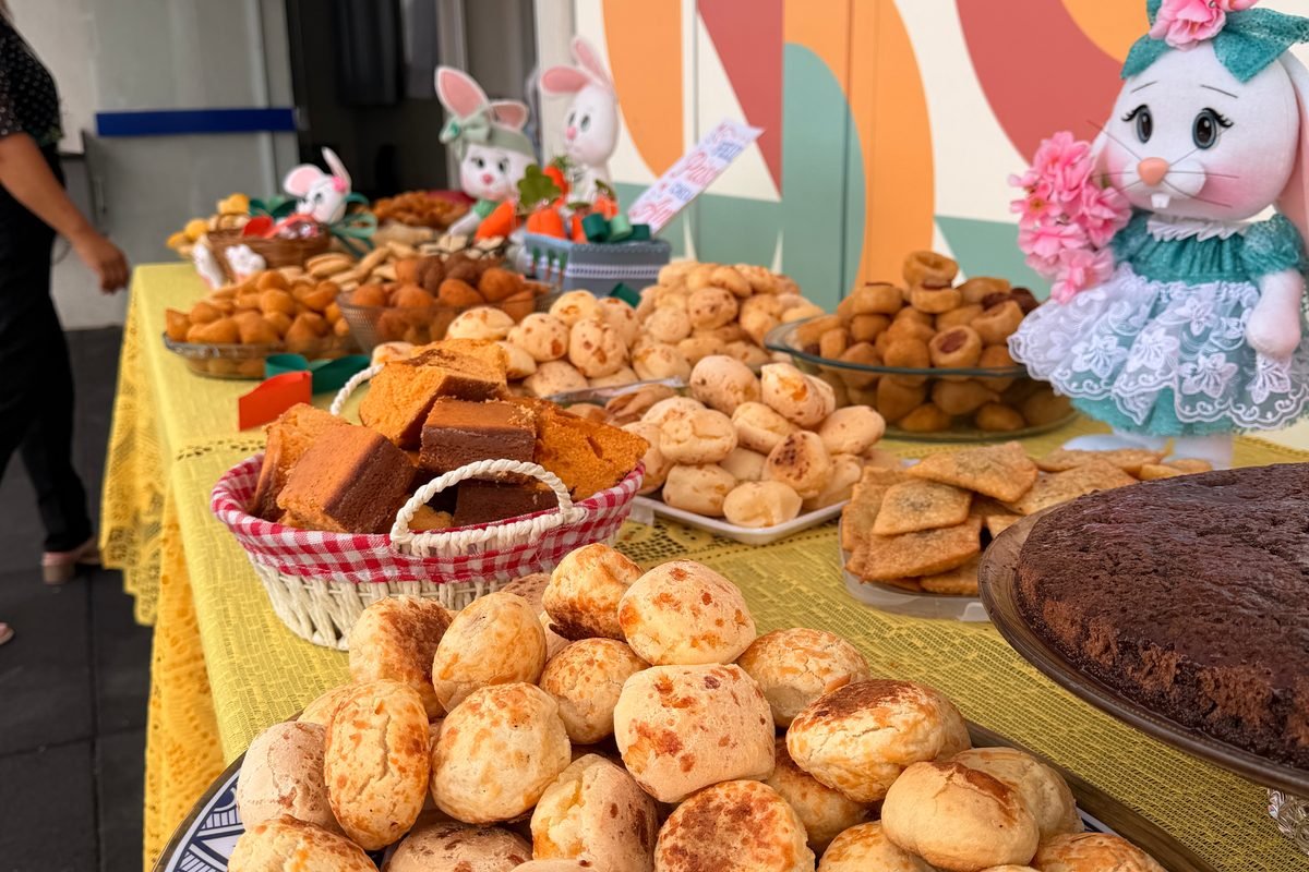 Mesa de partilha da festa de Páscoa do Colégio Sócrates