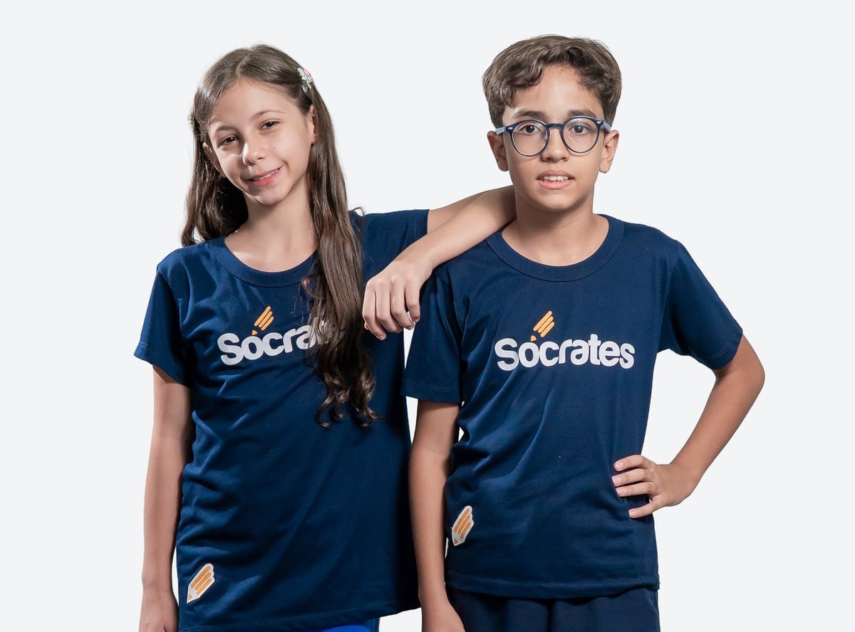 Dois alunos do Fundamental II do Colégio Sócrates lado a lado, de uniforme