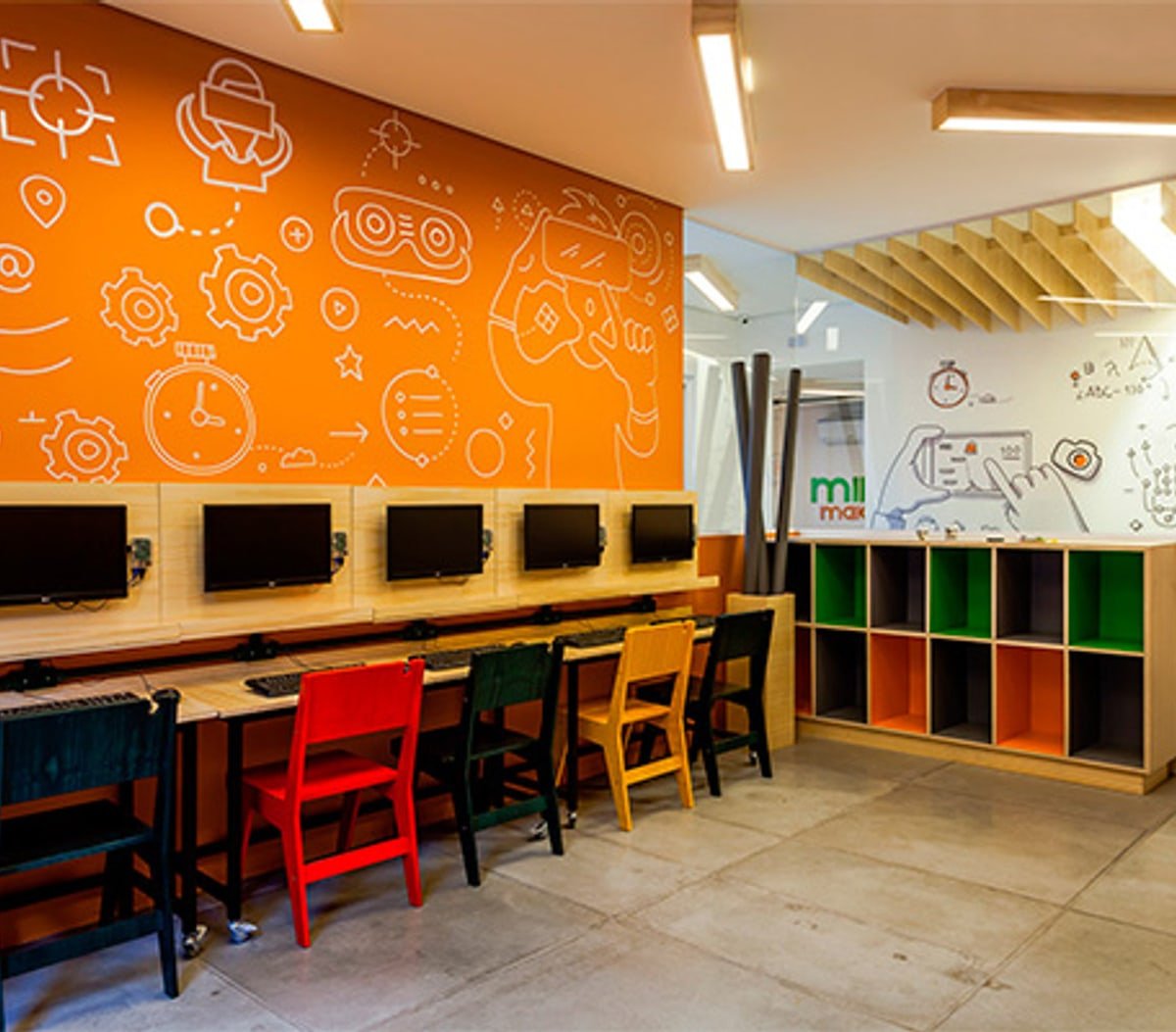 Laboratório Mind Makers do Colégio Sócrates, com estações de computador e bancada de robótica